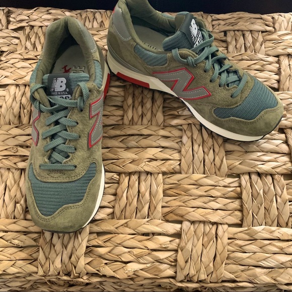 RARE New Balance army green hints of red gray sneakers collectors Size W 7/M 5.5 - Picture 3 of 16